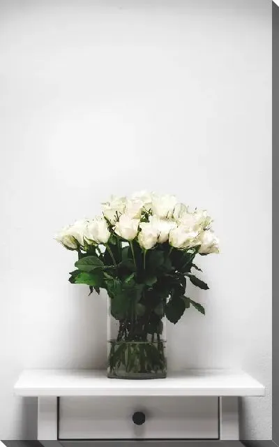 Постер Букет белых роз на тумбочке