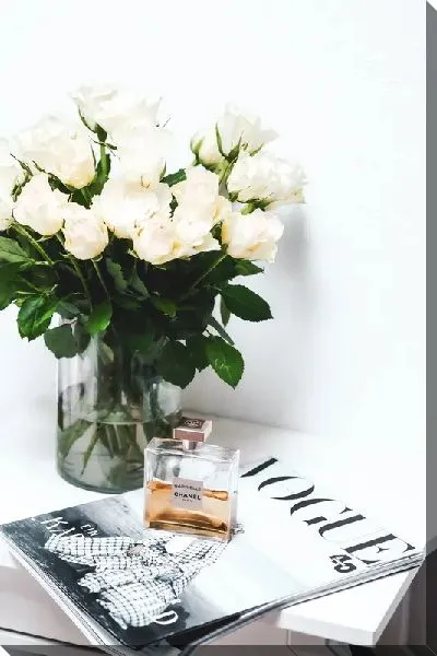 Постер Букет белых роз, духи и журнал