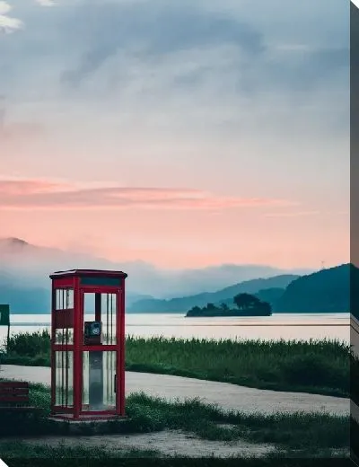 Постер Телефонная будка на фоне озера и гор