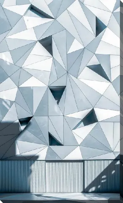 Постер Треугольники на фасаде