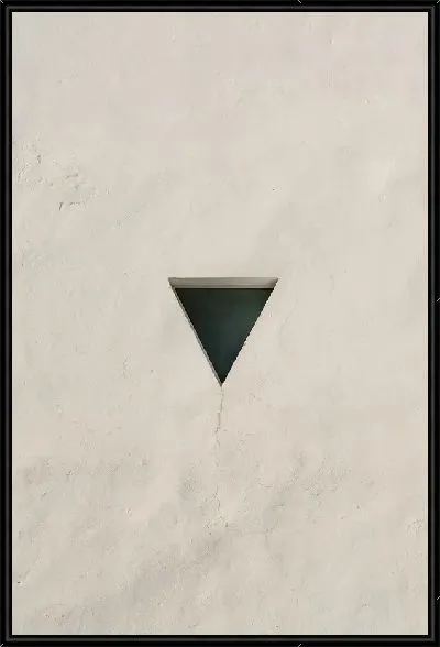 Картина Черный треугольник на светлом фоне
