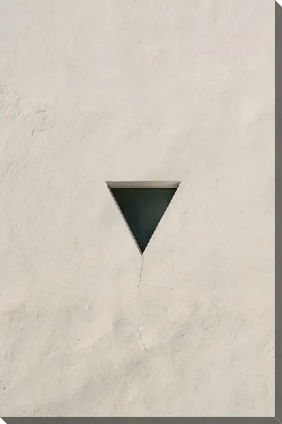 Постер Черный треугольник на светлом фоне