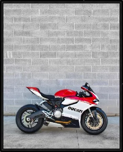 Картина Бело-красный мотоцикл  Ducati