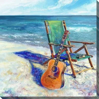 Стул и гитара на пляже