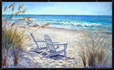 Два стула на пляже перед морем