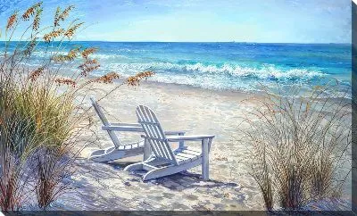 Два стула на пляже перед морем