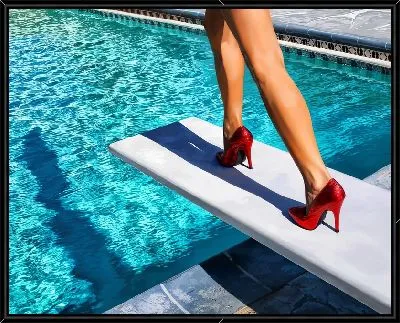 Прыжок в бассейн на каблуках