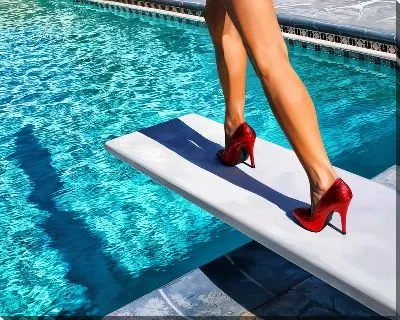 Прыжок в бассейн на каблуках