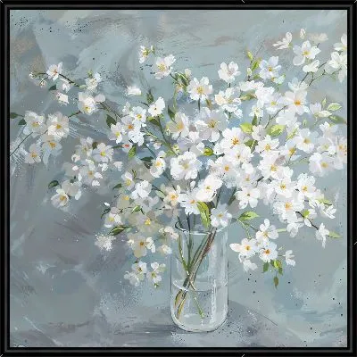 Букет белых цветов в прозрачной вазе на сером фоне