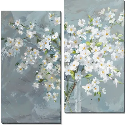 Букет белых цветов в прозрачной вазе на сером фоне