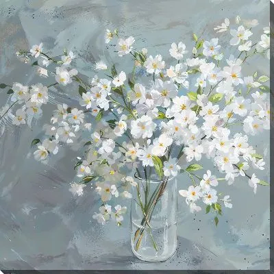 Букет белых цветов в прозрачной вазе на сером фоне