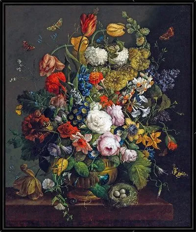 Тюльпаны, нарциссы, розы и другие цветы в вазе на каменном выступе с бабочками и птичьим гнездом.