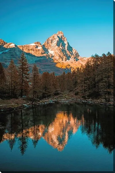 Постер Водная гладь горы с лесом