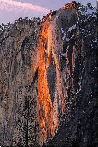 Постер Яркая лава с горы