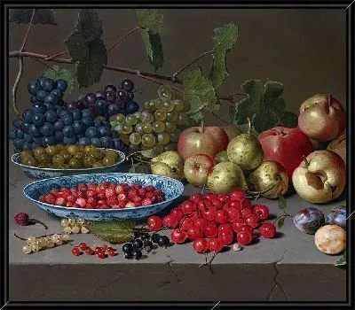 Блюда с вишней и земляникой, виноградом, яблоками, грушами, сливами и другими фруктами на каменном выступе