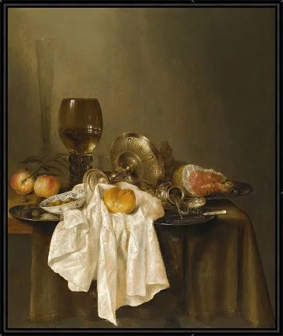 Натюрморт «Банкетье» с рёком, серебряной таццей на боку, ветчиной, персиками, солонкой, булочкой и белой скатертью на частично задрапированном столе