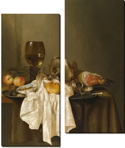 Натюрморт «Банкетье» с рёком, серебряной таццей на боку, ветчиной, персиками, солонкой, булочкой и белой скатертью на частично задрапированном столе