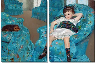 Маленькая девочка в синем кресле