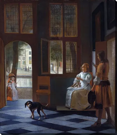 Мужчина вручает письмо женщине в прихожей дома