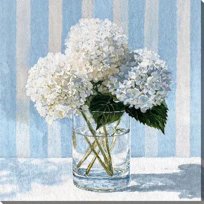 Картина маслом Цветы гортензии в прозрачной вазе на белом столе с голубыми стенами
