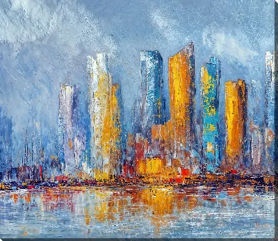 Городские здания отражаются в воде в солнечный день на реке