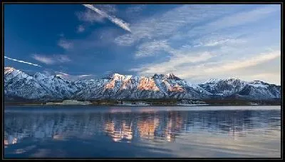 Картина Заснеженные горы у озера (Snow-covered mountains near the lake)