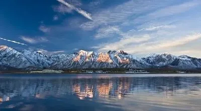 Плакат Заснеженные горы у озера (Snow-covered mountains near the lake)