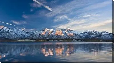 Постер Заснеженные горы у озера (Snow-covered mountains near the lake)