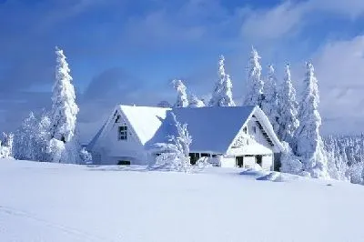 Плакат Дом занесенный снегом (House covered with snow)