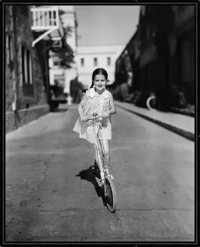 Картина Девочка на самокате (Girl on scooter)