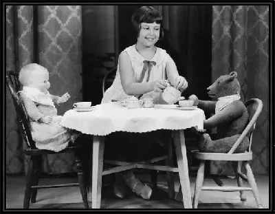 Картина Девочка с куклами (Girl with a Doll)