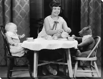 Постер Девочка с куклами (Girl with a Doll)