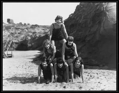 Картина Женщины на пляже (Woman on the beach)
