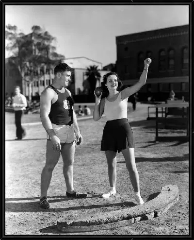 Картина Девушка бросает мячик (A girl throws a ball)