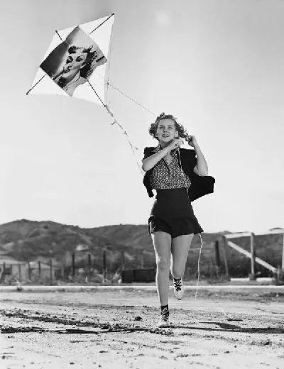 Плакат Девушка с воздушным змеем (A girl with a kite)