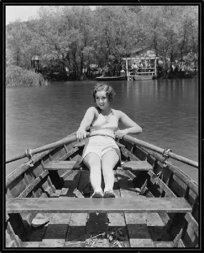 Картина Женщина в лодке (A woman in a boat)