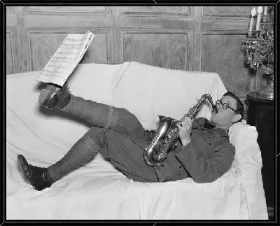 Картина Мужчина играет на саксафоне (A man plays the saxophone)