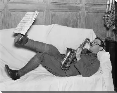Постер Мужчина играет на саксафоне (A man plays the saxophone)