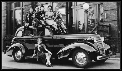 Картина Девушки сидящие на крыше автомобиля (Girl sitting on car roof)
