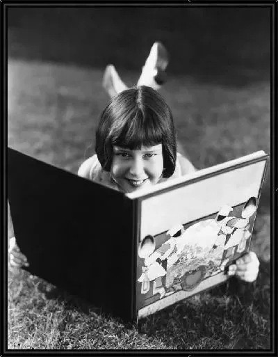 Картина Девочка читает (A girl reads)