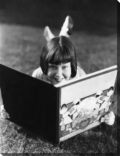 Постер Девочка читает (A girl reads)