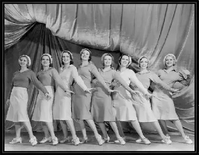Картина Девушки танцуют (Girls dancing)