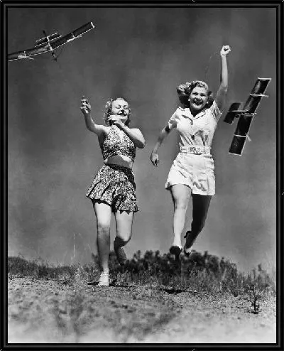 Картина Девушки с моделями самолетов (Girls with model airplanes)