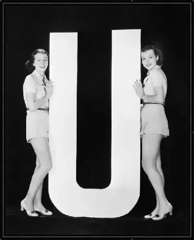 Картина Девушки рядом с буквой U (The girl next to the letter U)