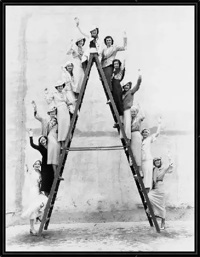 Картина Женщины на стремянке (Woman on a stepladder)