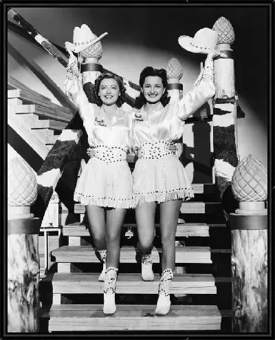 Картина Две девушки в ковбойских костюмах (Two girls in cowboy costumes)