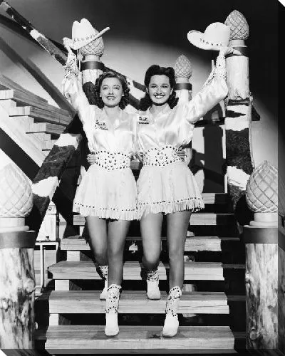 Постер Две девушки в ковбойских костюмах (Two girls in cowboy costumes)