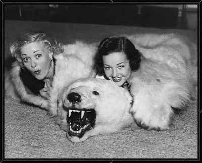 Две девушки и шкура медведя (Two girls and bearskin)