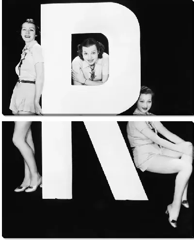 Модульная картина Девушки возле буквы R (Girls around the letter R)