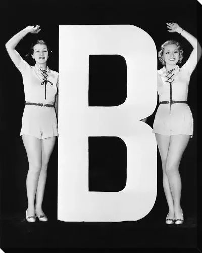 Постер Девушки возле буквы (Girls around the letter)